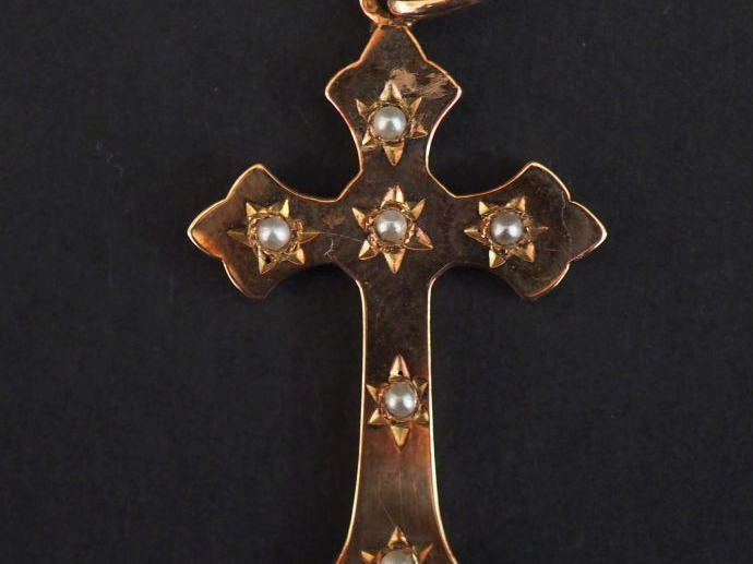 Pendentif Napoléon III en forme de croix en or, orné de perles.  Poids