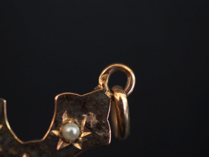 Pendentif Napoléon III en forme de croix en or, orné de perles.  Poids