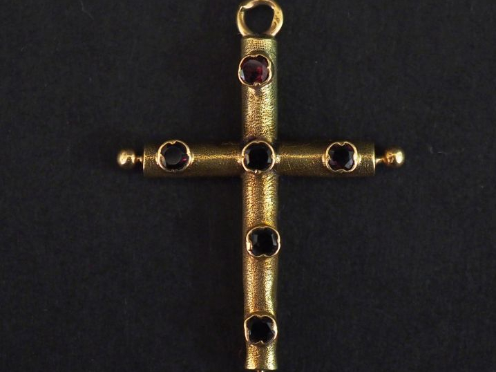 Croix en or et 6 grenats.  Poids tel : 1,16 g   