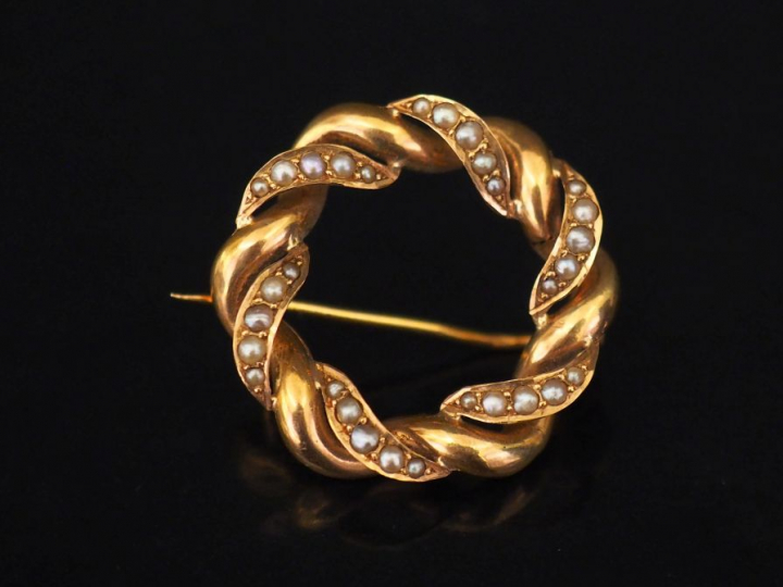 Broche couronne tressée en or et perles. Poids tel : 3,40 g   