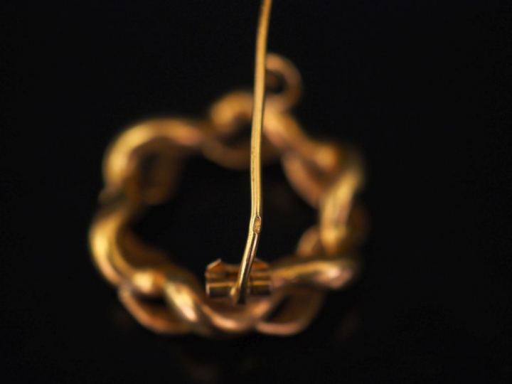Broche couronne tressée en or et perles. Poids tel : 3,40 g   