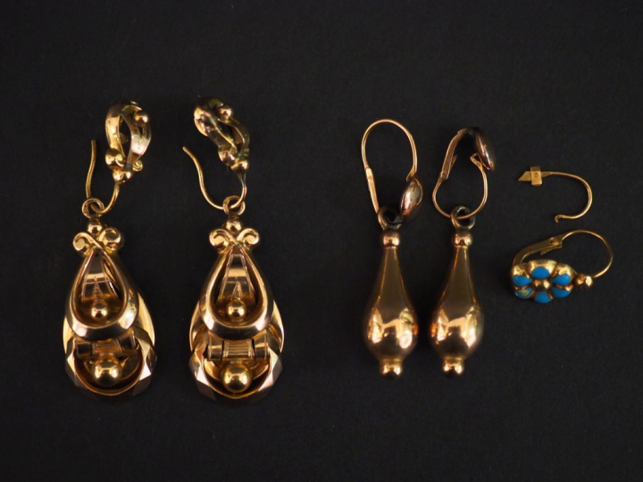 Lot comprenant :  Paire de perce oreilles en or, à décor de balustres 