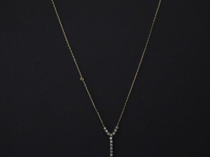 Collier en or blanc serti de 14 petits diamants et d'un diamant en pen