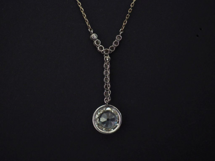 Collier en or blanc serti de 14 petits diamants et d'un diamant en pen