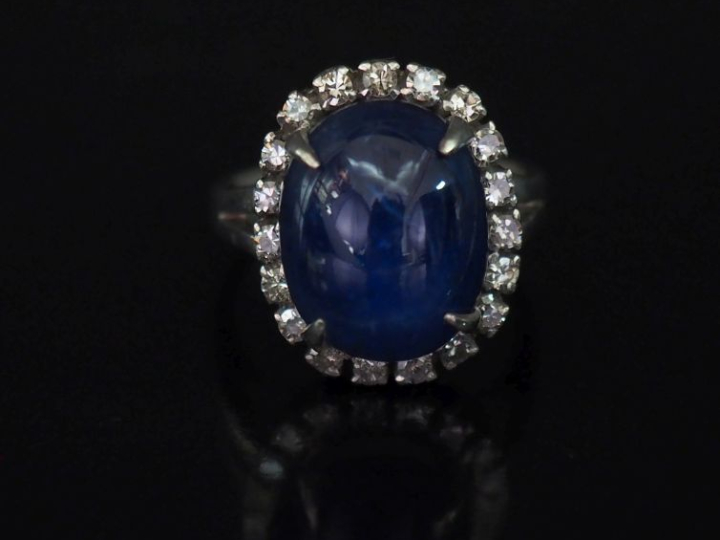 Bague sertie en son centre d'un saphir cabochon Birman de 10,36 ct, co