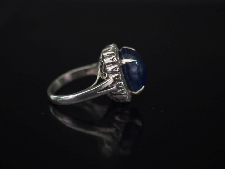 Bague sertie en son centre d'un saphir cabochon Birman de 10,36 ct, co