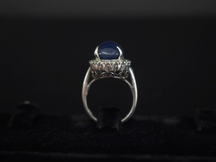 Bague sertie en son centre d'un saphir cabochon Birman de 10,36 ct, co
