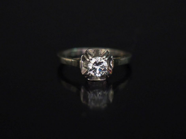 Bague solitaire en platine et or blanc, ornée d'un diamant de 0,30 cts