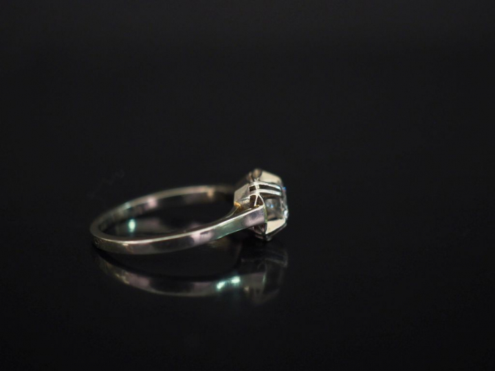 Bague solitaire en platine et or blanc, ornée d'un diamant de 0,30 cts