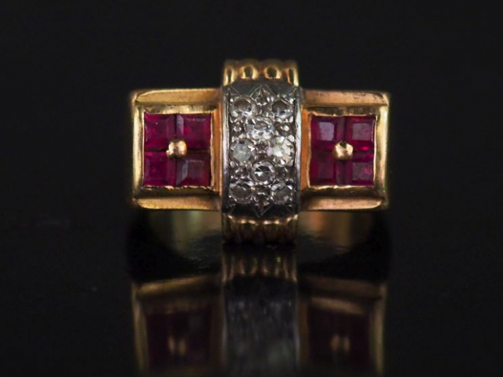 Bague 1940 en or, pavage de diamants entouré de deux carrés de 4 rubis