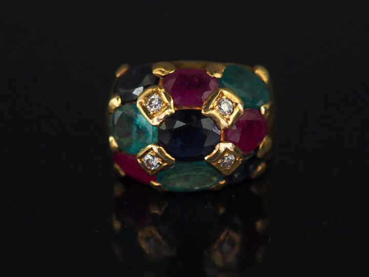 Bague dôme tutti frutti en or, rubis, saphirs, émeraudes et diamants. 