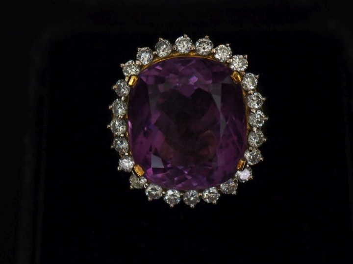 Bague en or, améthyste entourée de 24 diamants.  Poids tel : 15,50 g  
