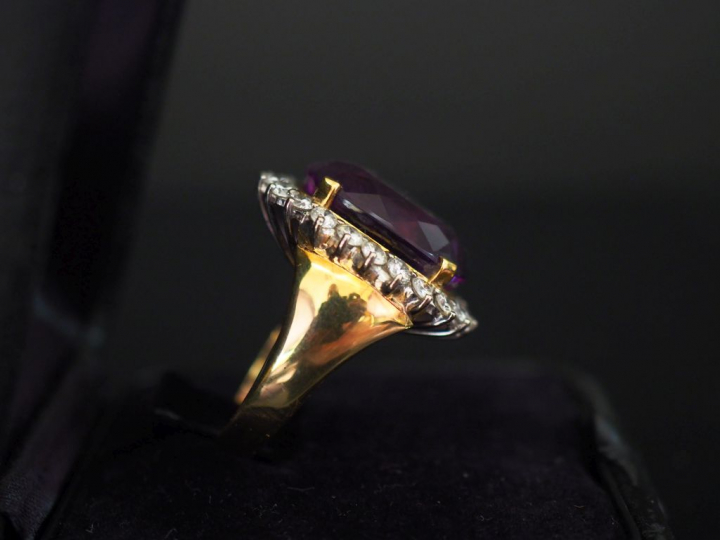 Bague en or, améthyste entourée de 24 diamants.  Poids tel : 15,50 g  