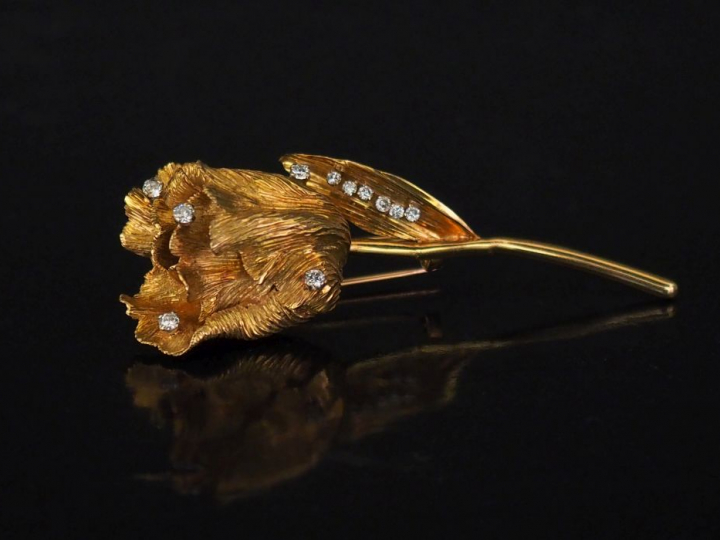 Broche en or en forme de rose, agrémentée de 11 diamants. Poids tel : 