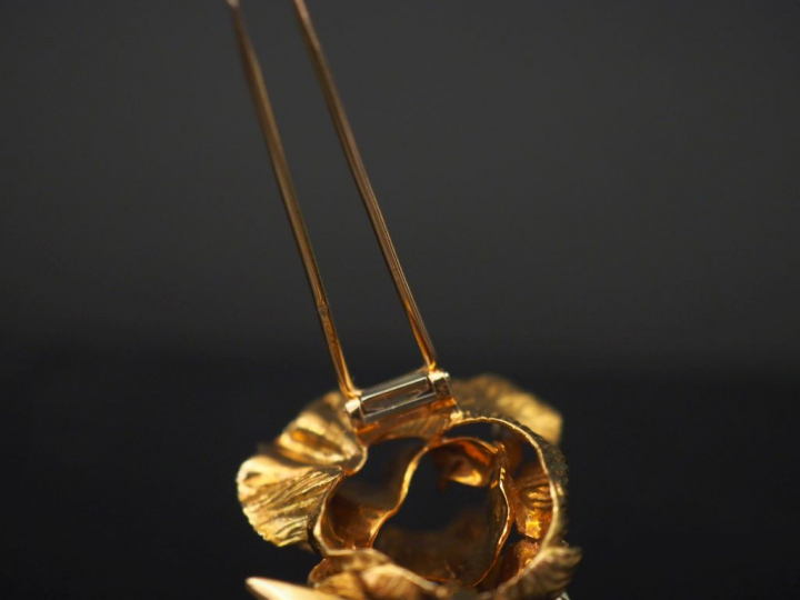 Broche en or en forme de rose, agrémentée de 11 diamants. Poids tel : 