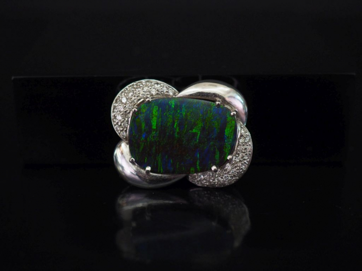 Pendentif en platine et pierre semi précieuse verte, entourée de 2 pav