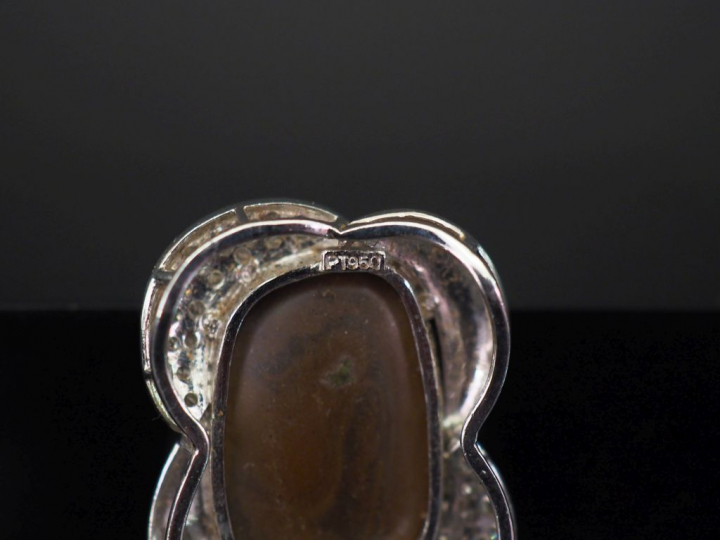 Pendentif en platine et pierre semi précieuse verte, entourée de 2 pav