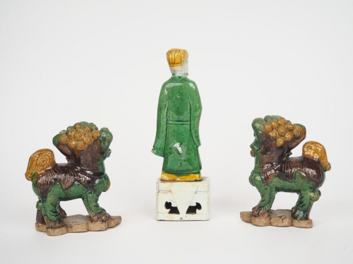 Chine, époque Kangxi (1661-1722) Paire de chiens de fô et dignitaire e