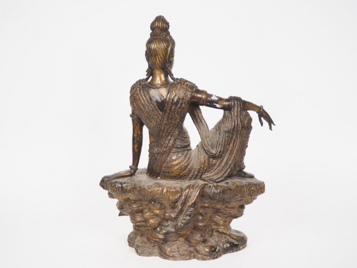 Chine, travail moderne,  Important sujet en bronze de patine clair rep