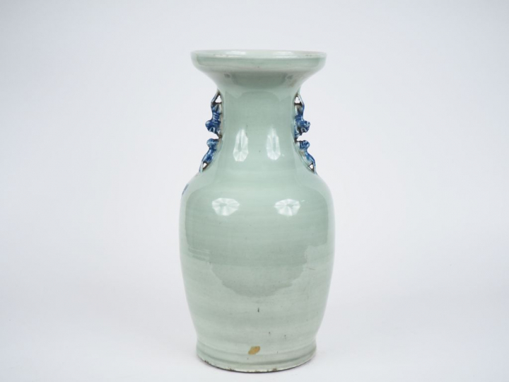 Chine, début XXe siècle,  Vase balustre en porcelaine émaillée céladon