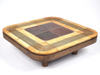 Vente aux enchères Roger CAPRON. Table basse modèle "Mambo" en céramique polychrome. Sign