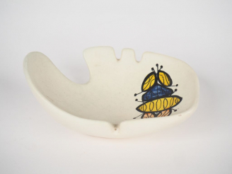 Vente aux enchères Roger CAPRON à Vallauris. Vide-poche en céramique polychrome à décor d