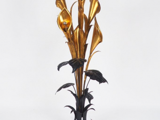 Vente aux enchères HANS KÖGL. Lampadaire en forme d'arums en tôle laquée noire et dorée, 