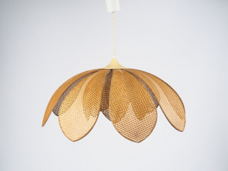 Vente aux enchères Suspension contemporaine et une paire d'appliques assorties en cannage