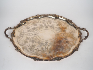 Vente aux enchères CHRISTOFLE. Plateau ovale en métal argenté de style Louis XV à décor g