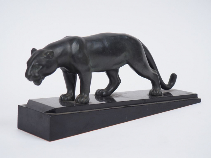Raymond JOLY. "Lionne marchant" Sujet en régule à patine noire sur un 