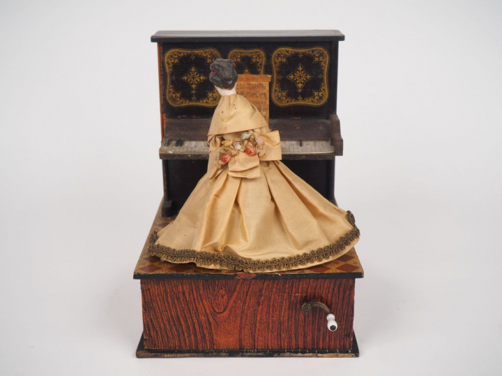 Poupée automate, "Joueuse de Piano", tête et mains en porcelaine. Dim 
