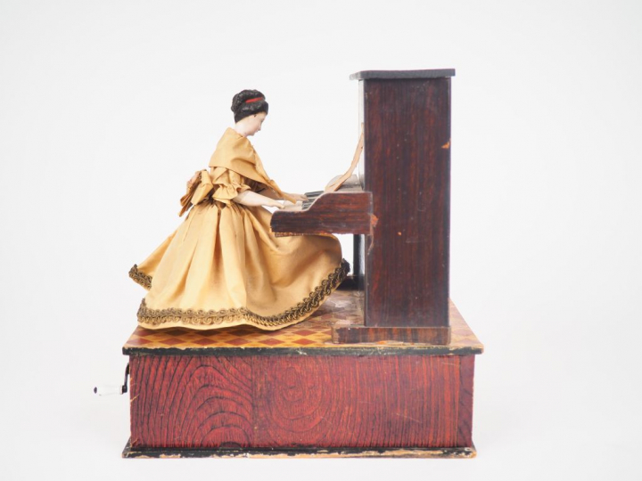 Poupée automate, "Joueuse de Piano", tête et mains en porcelaine. Dim 