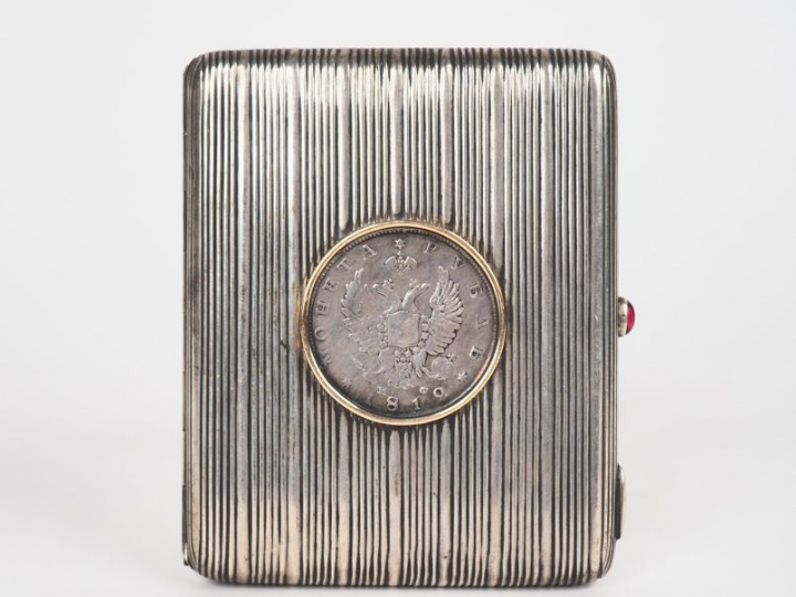 Étui à cigarettes début XXème en argent. Moscou, 1912. Corps strié, le