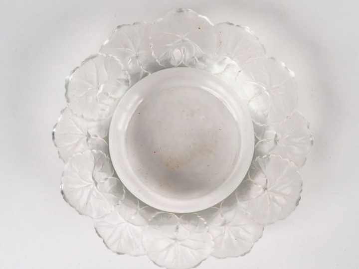 LALIQUE.   Coupe en cristal à décor de feuillage. Signée Dim : 21 cm