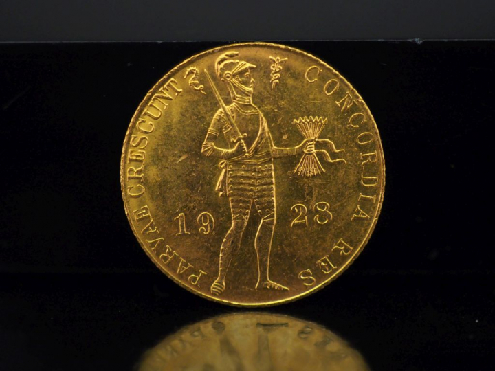 Pièce en or belge, datée 1928.  Poids. 3,50 g   
