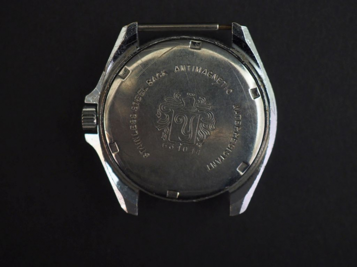 YEMA, Sous marine Montre de plongée en acier.  Cadran rond à index bât