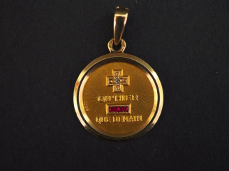 Vente aux enchères Médaille en or jaune, marquée " + qu'hier - que demain", agrémentée d'