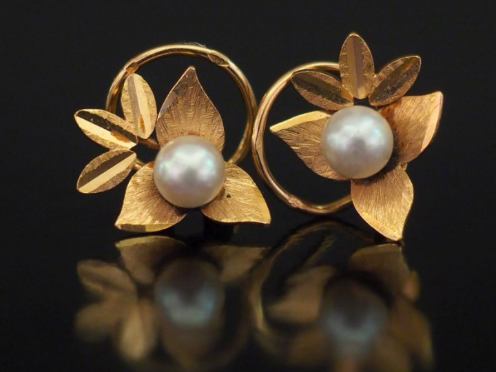Paire de perces oreilles en forme de feuillage en or jaune, agrémentés