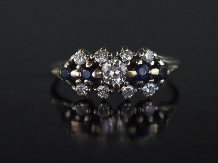 Bague jonc en or blanc 14k, sertie de petits saphirs et de diamants.  