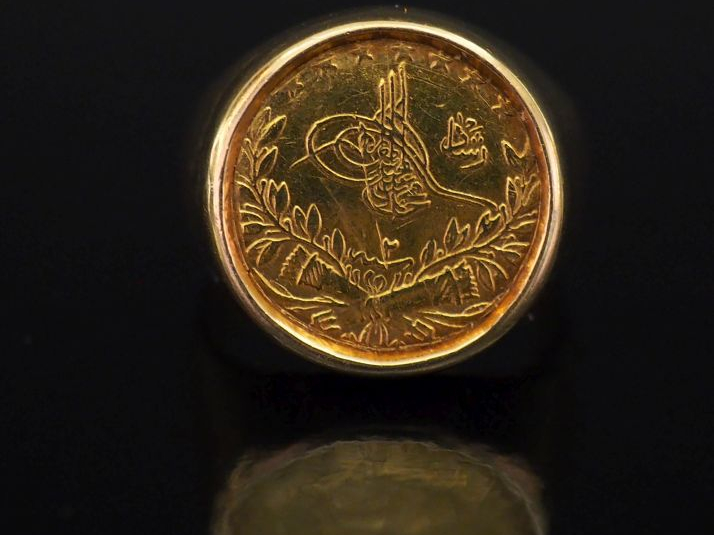 Bague de forme chevalière en or jaune 14k, sertie d'une pièce. TDD. 52