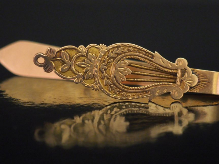 Epingle de châtelaine en vermeil, à décor d'une lyre.  Poids. 7,94 g  