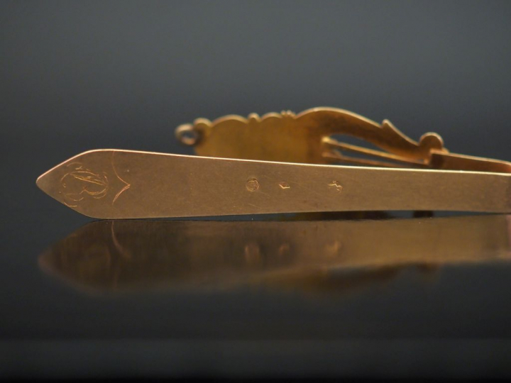 Epingle de châtelaine en vermeil, à décor d'une lyre.  Poids. 7,94 g  