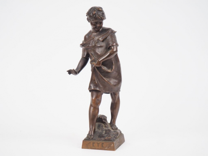 L. PERRINKA.  'L'été" Sujet allégorique en bronze à patine brune. Sign