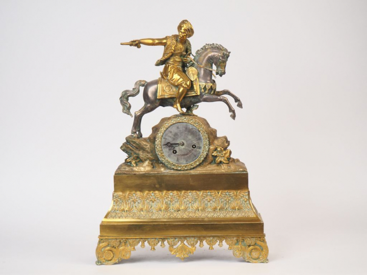 Pendule de cheminée Restauration en bronze doré et argenté, à décor de
