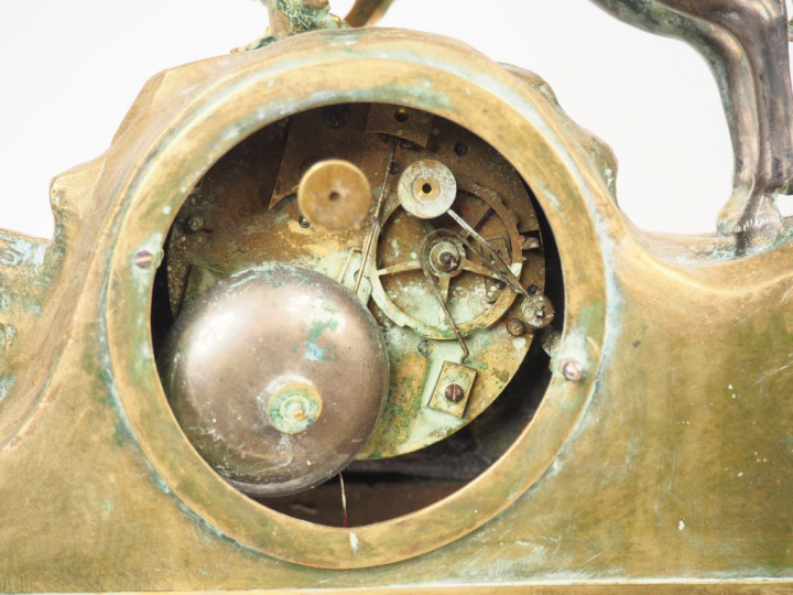 Pendule de cheminée Restauration en bronze doré et argenté, à décor de