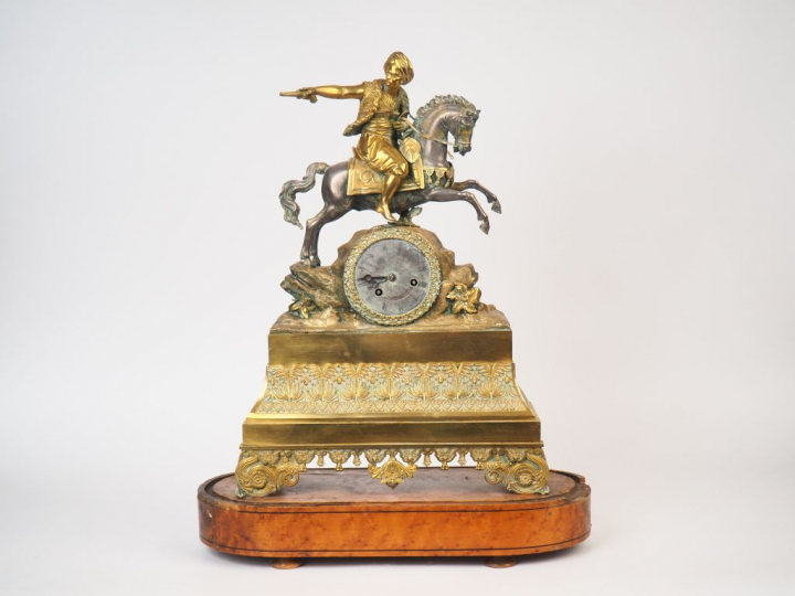 Pendule de cheminée Restauration en bronze doré et argenté, à décor de