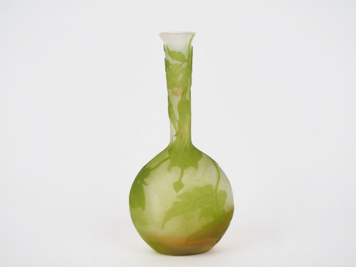 GALLE.  Vase ovoide en verre à décor gravé en camée et à l'acide, de f