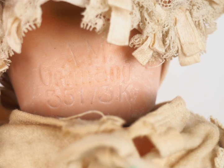Bébé nouveau-né de fabrication allemande tête porcelaine marqué AM 351