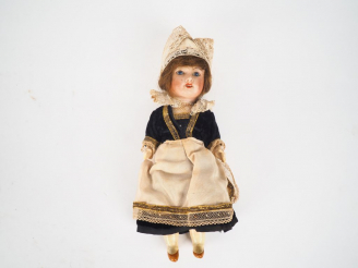 Vente aux enchères Petite poupée bretonne, tête SFBJ.