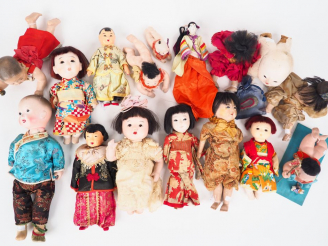 Vente aux enchères Lot de poupées japonaises de toutes époques et tailles, on y joint un 
